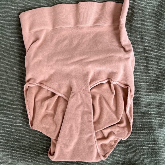 Skims sculpting mid-waist brief - Picture 2 of 4